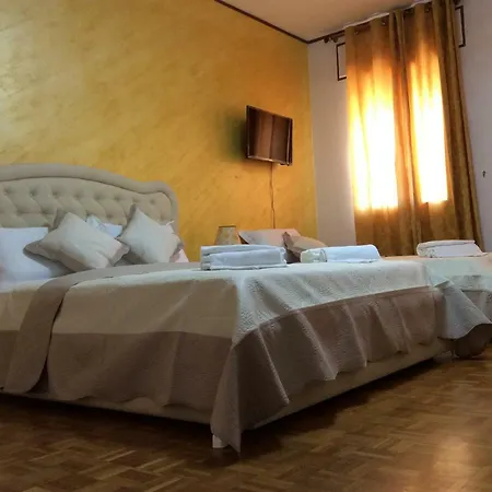 בית הארחה Chowdhury House Unit 2 מסטרה